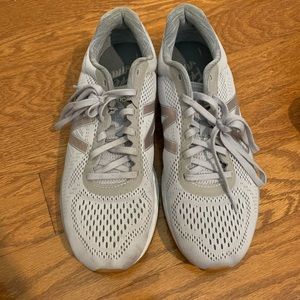 New Balance Arishi tennis shoes